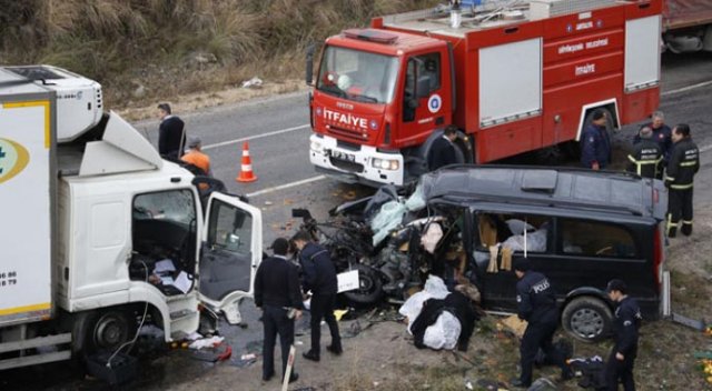 Antalya&#039;da feci kaza, 3 kişi hayatını kaybetti
