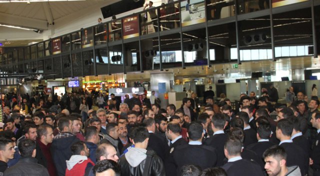 Atatürk Havalimanı karıştı! Yolcular çalışanlara saldırdı