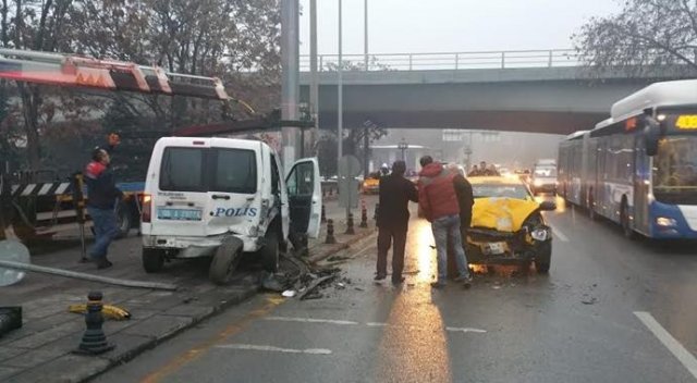 Başkent&#039;te polis aracı kaza yaptı