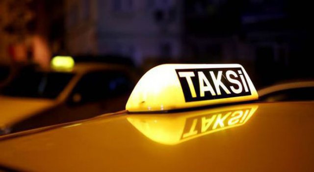 Beyoğlu&#039;nda 2 kişi tarafından gasp edilen taksici kaza yaptı!