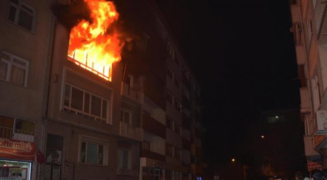 Boş apartman dairesi alev alev yandı