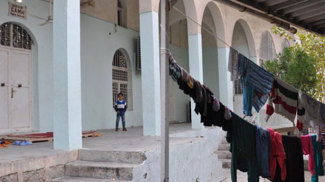 Cizre’de çatışmalar sürüyor, bazı aileler camiye sığındı