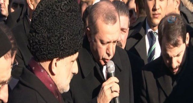 Erdoğan, Karakaya&#039;nın mezarı başında Kur&#039;an-ı Kerim okudu