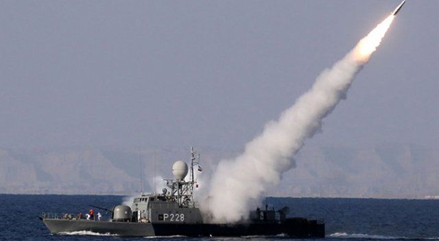İran gemisinin roket fırlatma anını ABD helikopterleri görüntüledi