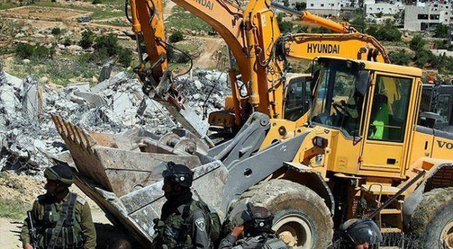 İsrail Filistinlinin evini beton dökerek kullanılamaz hale getirdi