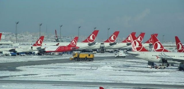 İstanbul&#039;da uçak seferleri iptal ediliyor