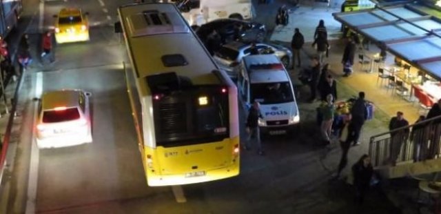 İstanbul&#039;un göbeğinde öfkeli sürücü dehşet saçtı