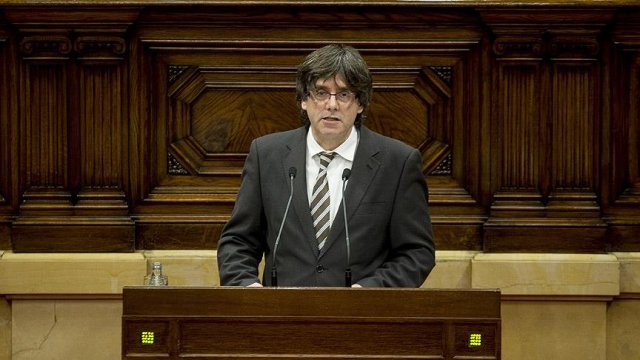 Katalonya&#039;nın yeni Başkanı Puigdemont göreve başladı