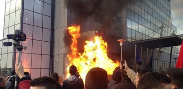 Kosova karıştı! Başbakanlık binası ateşe verildi