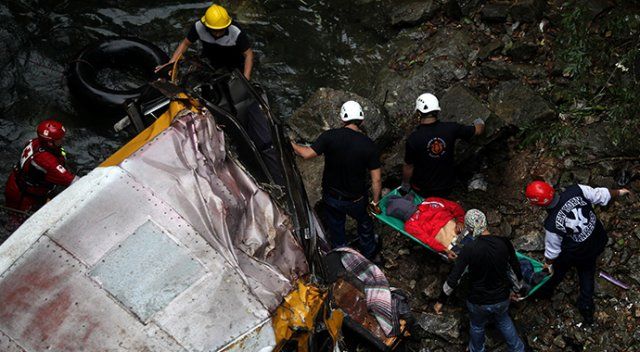Meksika&#039;da futbolcuları taşıyan otobüs köprüden uçtu: 20 ölü