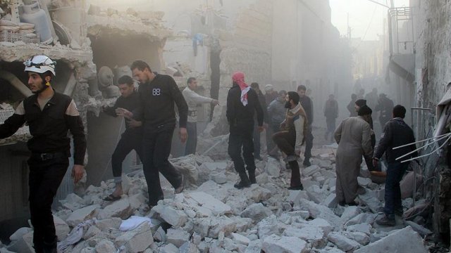Rus uçakları İdlib&#039;te cami ve yerleşim yerini vurdu: 18 ölü