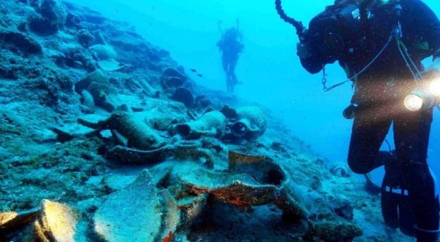 Su altında 4 bin yıllık ticaret gemisindeki bulgulara ulaşıldı