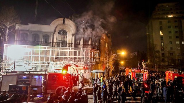 Suudi Arabistan&#039;ın Tahran Büyükelçiliği binası ateşe verildi