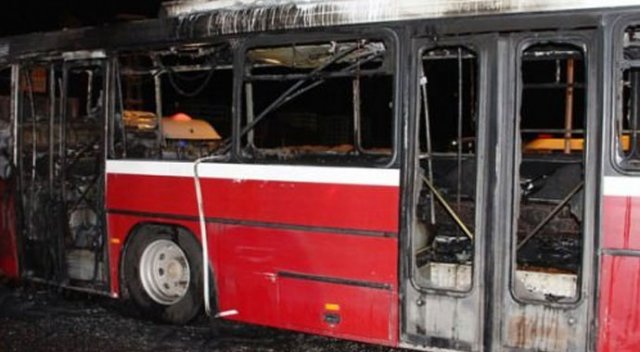 Teröristler belediye otobüsü yaktı