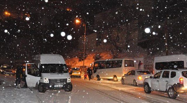 Tunceli&#039;de kar yağışı 244 yolu kapadı