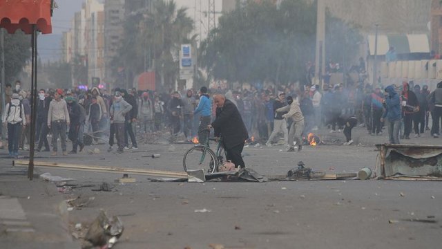 Tunus&#039;ta protestolar spor aktivitelerini erteletti