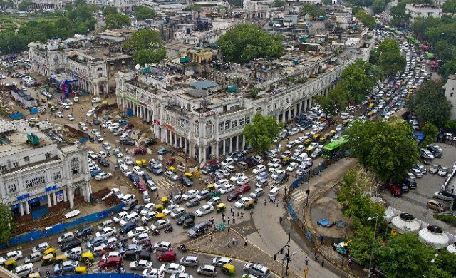 Yeni Delhi’de trafiğe plakalı çözüm