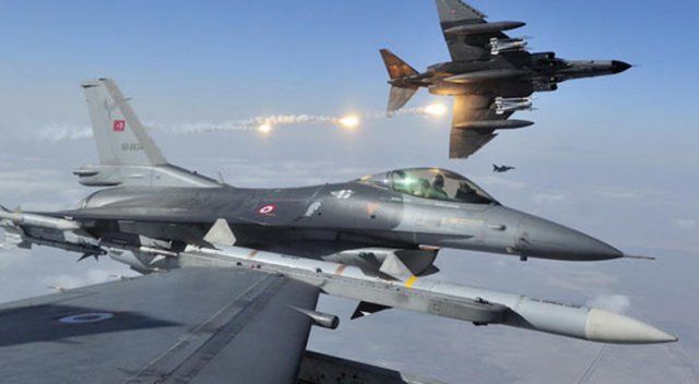 Yunan jetlerinden Türk F-16&#039;larına taciz