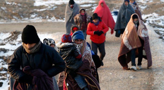Yüzlerce sığınmacı Yunanistan-Makedonya sınırında mahsur kaldı