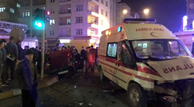 Ambulans otomobille çarpıştı: 1 ölü