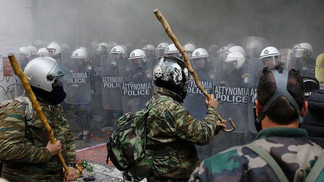 Atina&#039;da çiftçiler polisle çatıştı