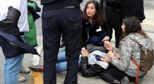 Beyoğlu&#039;nda dehşet! Genç kız kanlar içinde yerde kaldı