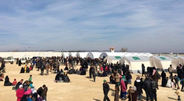Binlerce Suriyeli sınırda