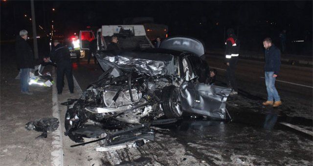 İki otomobil çarpıştı: 3 ölü, 5 yaralı