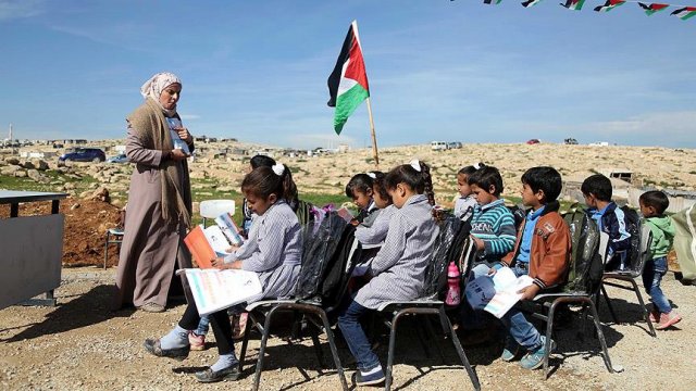 İsrail&#039;in okullarını yıktığı öğrenciler eğitimden vazgeçmiyor