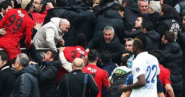 İstanbul&#039;da maç bitti ortalık karıştı