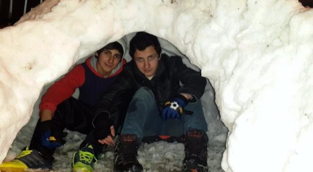 Kardan yapılan igloya 17 kişi sığdılar