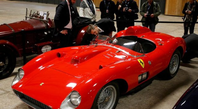 Klasik Ferrari rekor fiyata satıldı