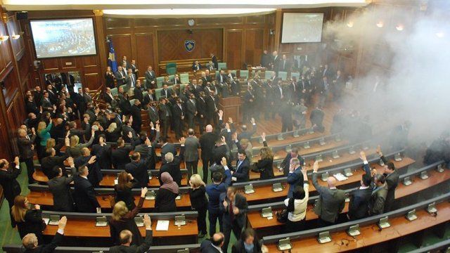 Kosova&#039;da muhalefetten iktidar sıralarına gaz bombası