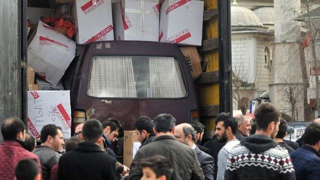 Minibüsünü ambulans olsun diye Türkmenlere yolladı