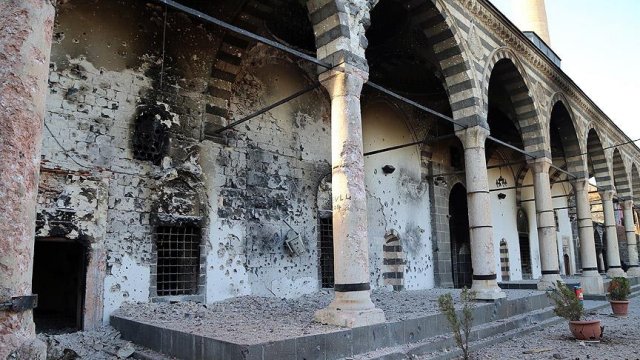 PKK&#039;lı teröristler Sur&#039;da tarihi dokuya zarar veriyor