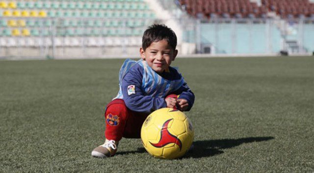 Poşetten Messi forması giyen çocuk hayaline kavuşuyor