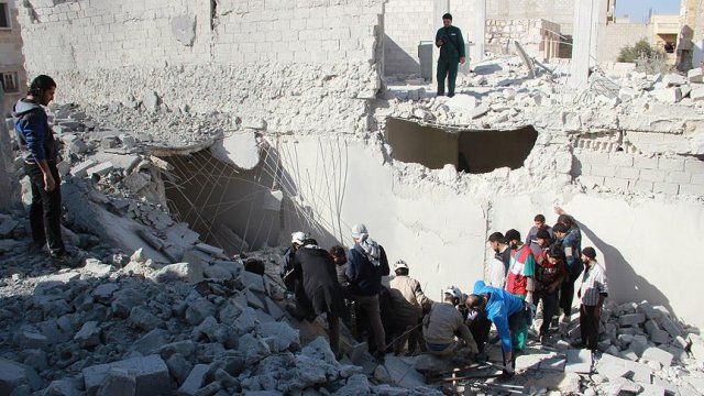Rus uçaklarının Suriye&#039;deki saldırısında 4 kişi öldü