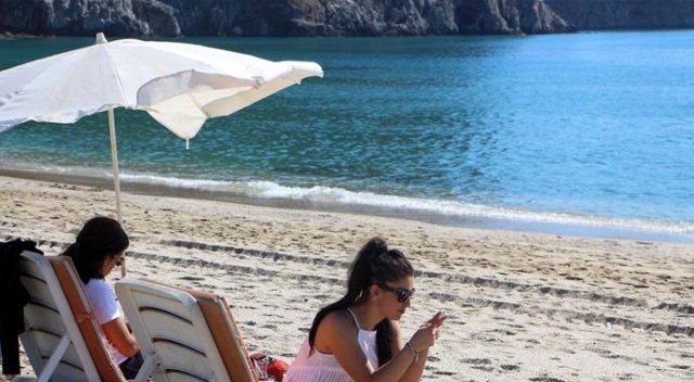 Alanya&#039;da su sıcaklığı 20 derece olunca tatilciler denize atladı