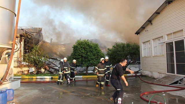 Antalya&#039;da polyester fabrikasında yangın çıktı