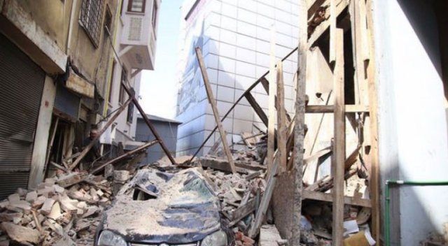 Beyoğlu&#039;nda tarihi bina çöktü!