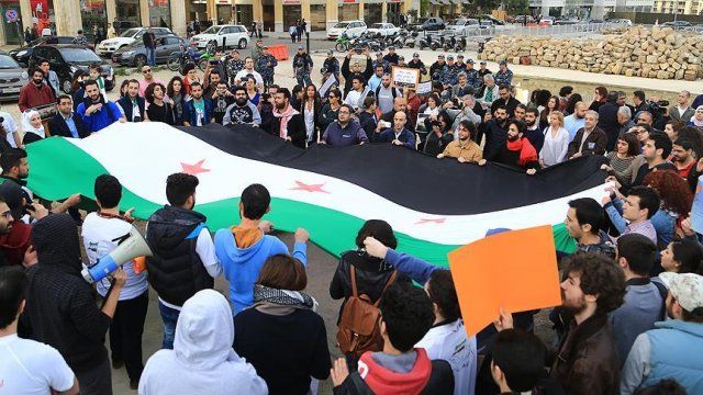 Beyrut&#039;ta Suriyeli muhaliflere destek gösterisi