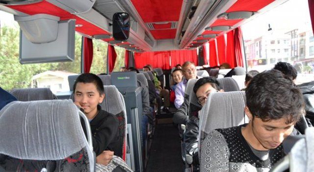 Biga&#039;da bir otobüsün içinde 54 mülteci yakalandı
