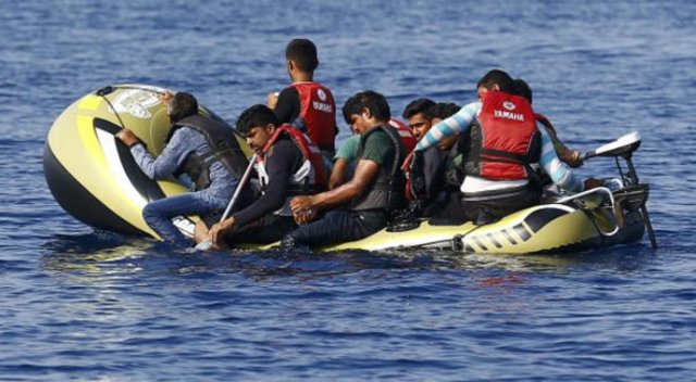Botları batmak üzere olan mülteciler kurtarıldı