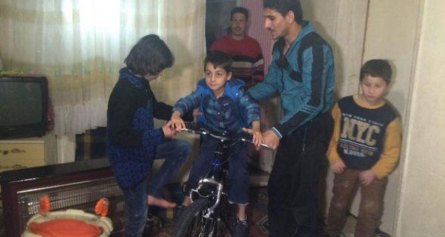 Darp edilen Suriyeli Hasan&#039;a Cumhurbaşkanından bisiklet sürprizi