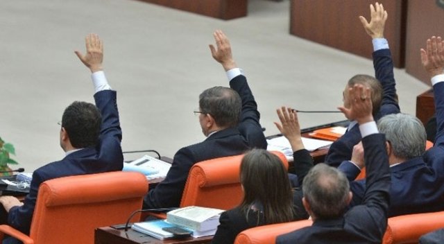 Davutoğlu&#039;ndan gece yarısı genel kurul sürprizi
