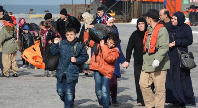 Dikili açıklarında 54 mülteci yakalandı