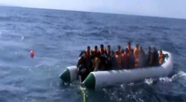Dikili&#039;de sığınmacı botu halatla durduruldu