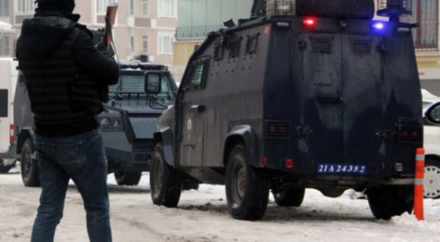 Diyarbakır&#039;da zırhlı araç devrildi, yaralı polisler var