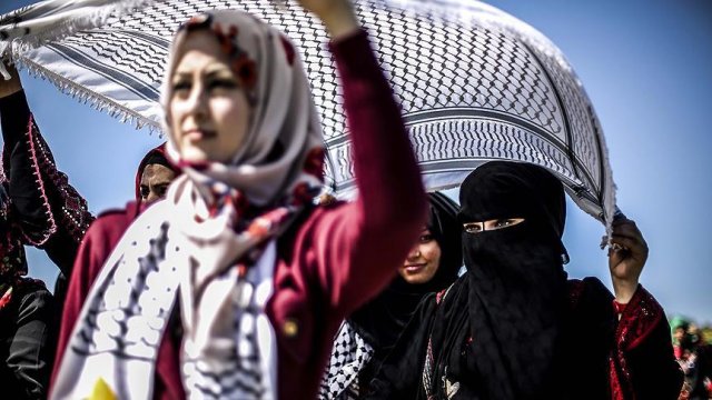 Filistinli kadınlar Gazze şeridi yakınlarında yürüyüş düzenledi