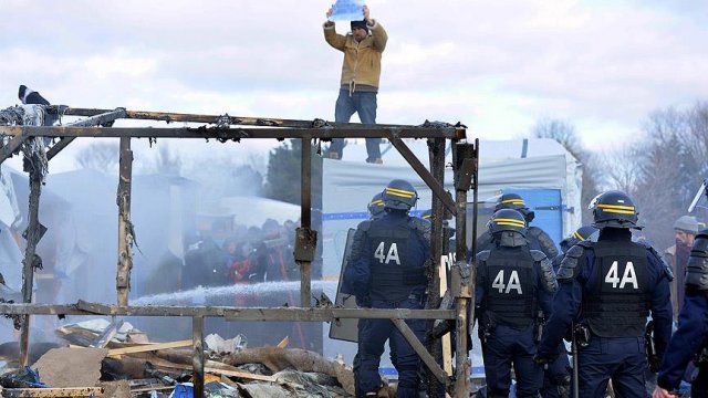 Fransız polisi kamp yıkımına direnen sığınmacılara müdahale etti